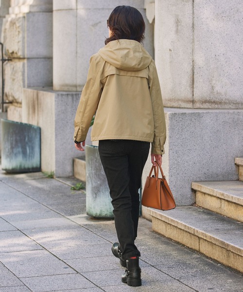 AIGLE（エーグル）の「GORE-TEX ゴアテックス 防水 防風 透湿 2レイヤージャケット RP（マウンテンパーカー・レディース・ブラック/ベージュ/ライトグレー・36/40/38）」の7枚目の写真