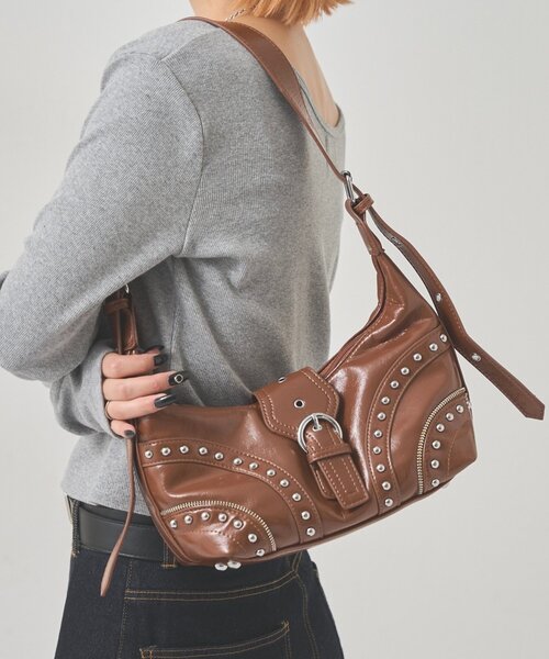 WHO'S WHO gallery（フーズフーギャラリー）の「STUDDED BELT SHOULDER BAG（ショルダーバッグ・レディース・ブラック/ブラウン・FREE）」の2枚目の写真