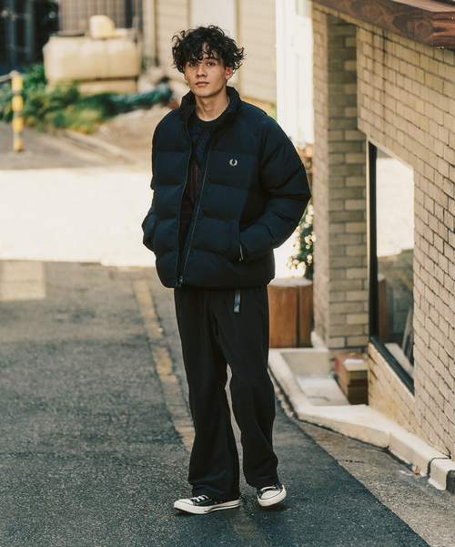 FRED PERRY(フレッドペリー)の「FRED PERRY / フレッドペリー RAGLAN SLEEVE PADDED JACKET(ナイロンジャケット・メンズ・ブラック/ネイビー・MEDIUM/LARGE)」の7枚目の写真