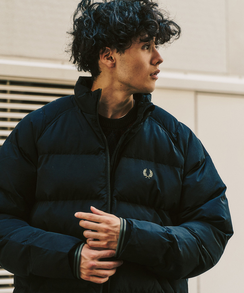 FRED PERRY(フレッドペリー)の「FRED PERRY / フレッドペリー RAGLAN SLEEVE PADDED JACKET(ナイロンジャケット・メンズ・ブラック/ネイビー・MEDIUM/LARGE)」の11枚目の写真