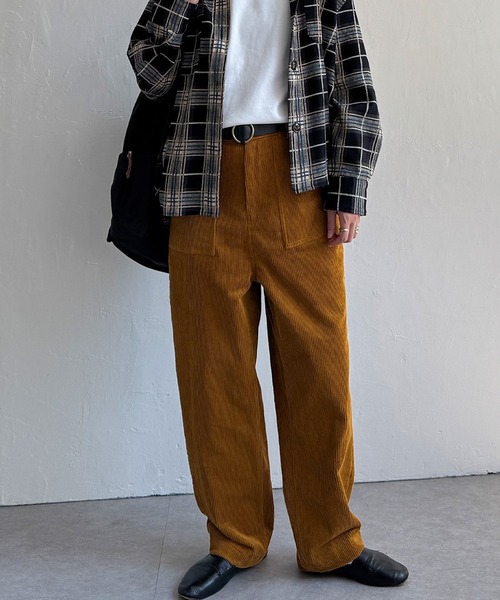 LBC(エルビーシー)の「コーデュロイベイカーゆるテーパードパンツ(その他パンツ・レディース・ブルー系その他/キャメル/チャコール/オフホワイト・M/L)」の4枚目の写真