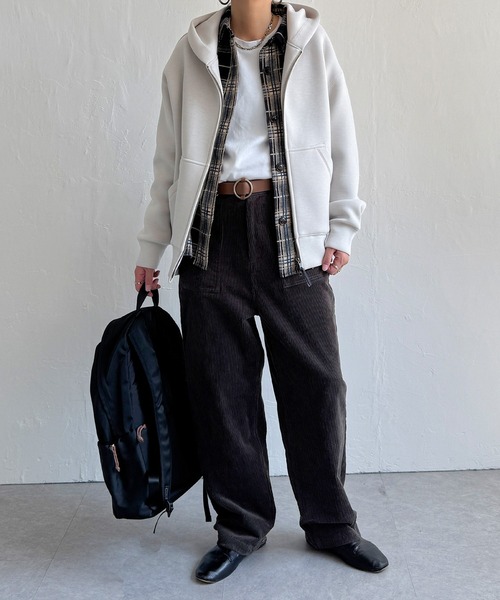 LBC(エルビーシー)の「コーデュロイベイカーゆるテーパードパンツ(その他パンツ・レディース・ブルー系その他/キャメル/チャコール/オフホワイト・M/L)」の7枚目の写真