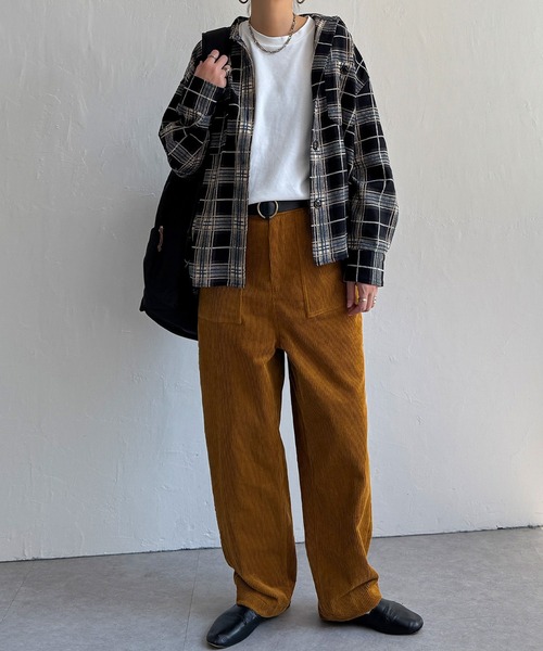 LBC(エルビーシー)の「コーデュロイベイカーゆるテーパードパンツ(その他パンツ・レディース・ブルー系その他/キャメル/チャコール/オフホワイト・M/L)」の9枚目の写真