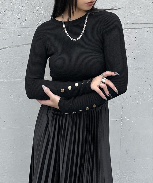 LVEU.(ラブユ.)の「【LVEU.】ボタンスリーブリブトップス / トップス リブ ストレッチ 長袖 クルーネック ボタン 金ボタン シンプル ブラック ブルー ZOZOTOWN限定(Tシャツ/カットソー・レディース・ブラック/ブルー・FREE)」の1枚目の写真