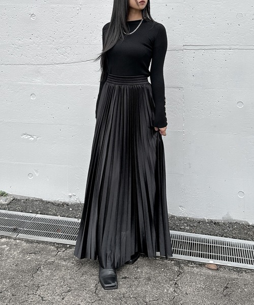 LVEU.(ラブユ.)の「【LVEU.】ボタンスリーブリブトップス / トップス リブ ストレッチ 長袖 クルーネック ボタン 金ボタン シンプル ブラック ブルー ZOZOTOWN限定(Tシャツ/カットソー・レディース・ブラック/ブルー・FREE)」の3枚目の写真