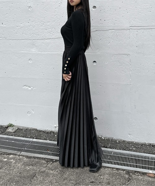 LVEU.(ラブユ.)の「【LVEU.】ボタンスリーブリブトップス / トップス リブ ストレッチ 長袖 クルーネック ボタン 金ボタン シンプル ブラック ブルー ZOZOTOWN限定(Tシャツ/カットソー・レディース・ブラック/ブルー・FREE)」の9枚目の写真
