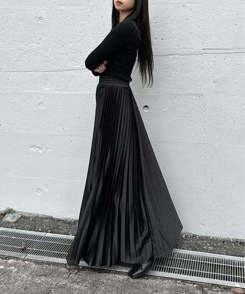 LVEU.(ラブユ.)の「【LVEU.】ボタンスリーブリブトップス / トップス リブ ストレッチ 長袖 クルーネック ボタン 金ボタン シンプル ブラック ブルー ZOZOTOWN限定(Tシャツ/カットソー・レディース・ブラック/ブルー・FREE)」の5枚目の写真