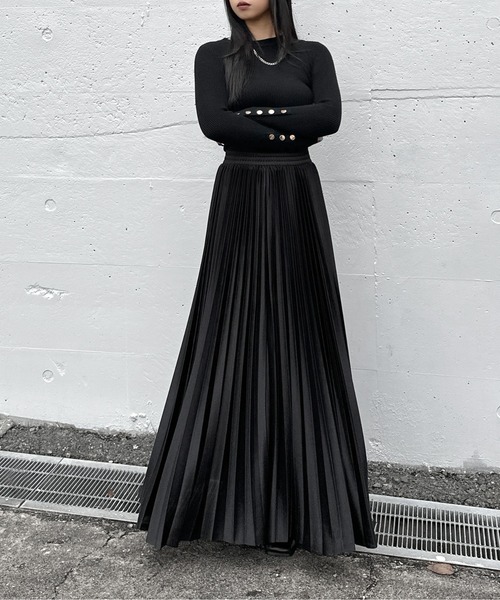 LVEU.(ラブユ.)の「【LVEU.】ボタンスリーブリブトップス / トップス リブ ストレッチ 長袖 クルーネック ボタン 金ボタン シンプル ブラック ブルー ZOZOTOWN限定(Tシャツ/カットソー・レディース・ブラック/ブルー・FREE)」の8枚目の写真