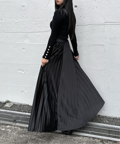 LVEU.(ラブユ.)の「【LVEU.】ボタンスリーブリブトップス / トップス リブ ストレッチ 長袖 クルーネック ボタン 金ボタン シンプル ブラック ブルー ZOZOTOWN限定(Tシャツ/カットソー・レディース・ブラック/ブルー・FREE)」の4枚目の写真