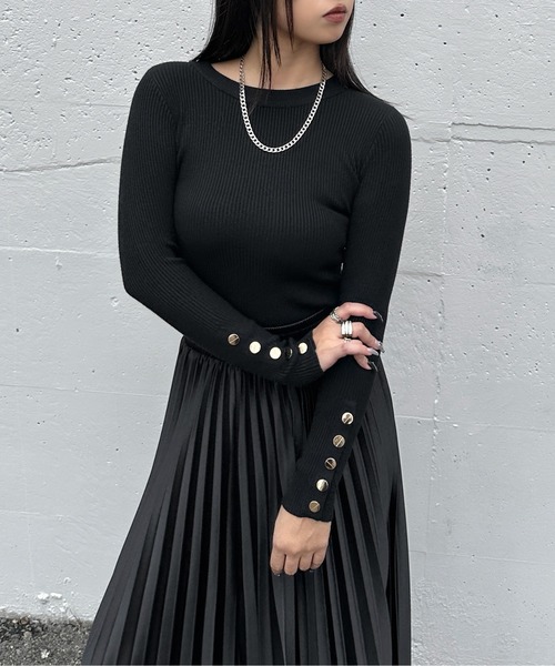 LVEU.(ラブユ.)の「【LVEU.】ボタンスリーブリブトップス / トップス リブ ストレッチ 長袖 クルーネック ボタン 金ボタン シンプル ブラック ブルー ZOZOTOWN限定(Tシャツ/カットソー・レディース・ブラック/ブルー・FREE)」の6枚目の写真