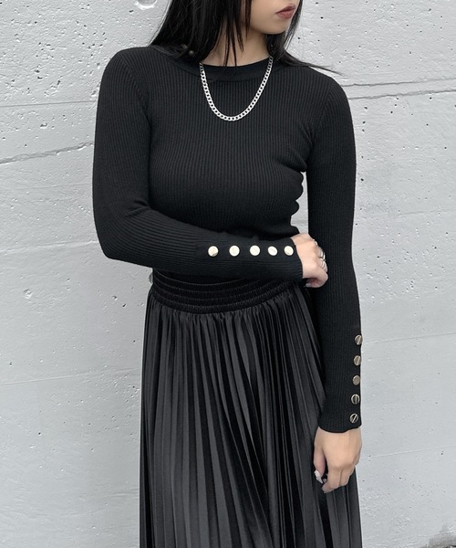 LVEU.(ラブユ.)の「【LVEU.】ボタンスリーブリブトップス / トップス リブ ストレッチ 長袖 クルーネック ボタン 金ボタン シンプル ブラック ブルー ZOZOTOWN限定(Tシャツ/カットソー・レディース・ブラック/ブルー・FREE)」の10枚目の写真