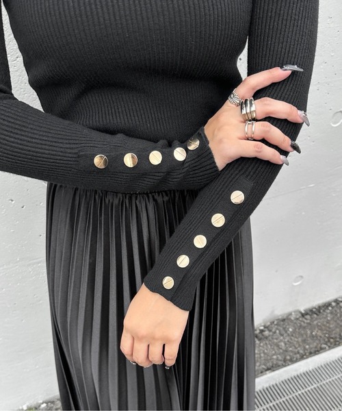 LVEU.(ラブユ.)の「【LVEU.】ボタンスリーブリブトップス / トップス リブ ストレッチ 長袖 クルーネック ボタン 金ボタン シンプル ブラック ブルー ZOZOTOWN限定(Tシャツ/カットソー・レディース・ブラック/ブルー・FREE)」の7枚目の写真