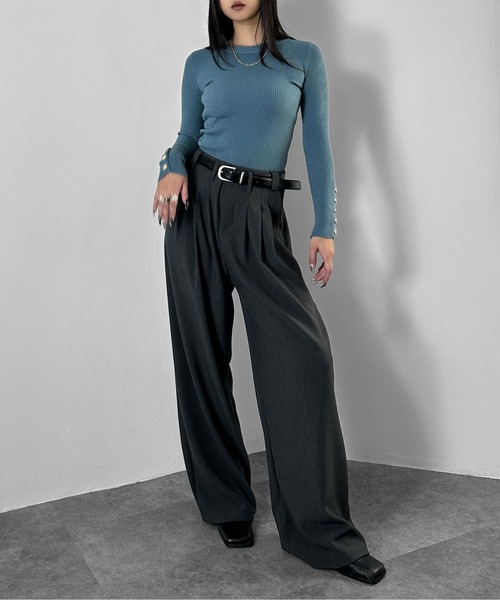 LVEU.(ラブユ.)の「【LVEU.】ボタンスリーブリブトップス / トップス リブ ストレッチ 長袖 クルーネック ボタン 金ボタン シンプル ブラック ブルー ZOZOTOWN限定(Tシャツ/カットソー・レディース・ブラック/ブルー・FREE)」の19枚目の写真
