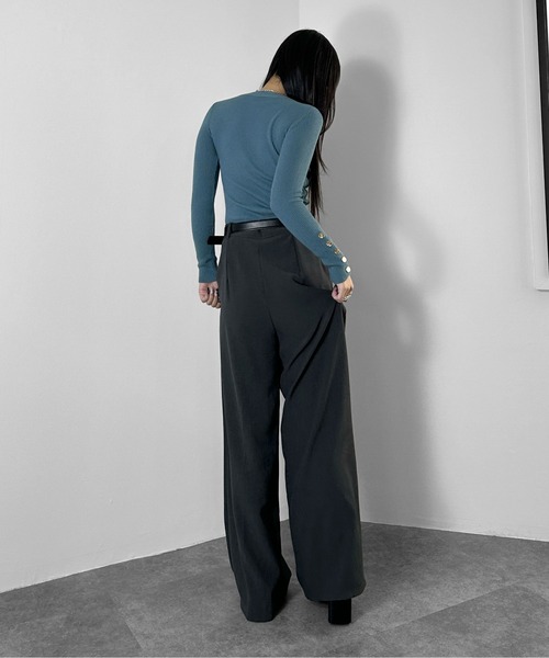 LVEU.(ラブユ.)の「【LVEU.】ボタンスリーブリブトップス / トップス リブ ストレッチ 長袖 クルーネック ボタン 金ボタン シンプル ブラック ブルー ZOZOTOWN限定(Tシャツ/カットソー・レディース・ブラック/ブルー・FREE)」の13枚目の写真