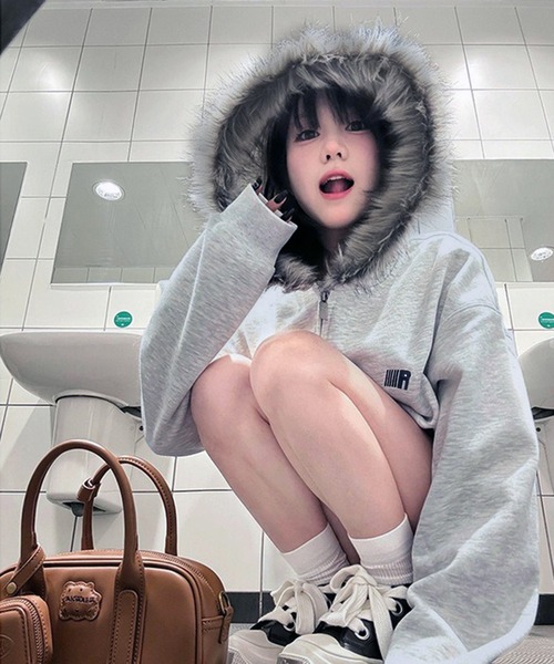 VIBGYOR（ヴィブジョー）の「フェイクファーフード スウェットパーカー/韓国カジュアル 防寒 秋冬(CZ)（パーカー・レディース・ホワイト/ブラック・FREE）」の6枚目の写真