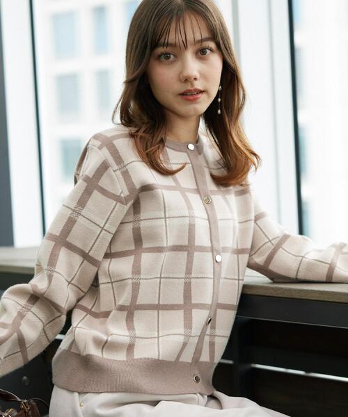 couture brooch（クチュールブローチ）の「【大人可愛い・通勤】チェックジャカード ニットカーディガン（カーディガン/ボレロ・レディース・ネイビー系1/ベージュ系その他2/アイボリー系1・38/36/42/40）」の2枚目の写真