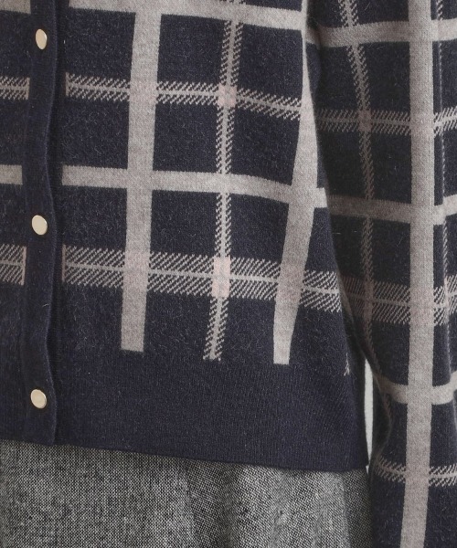 couture brooch（クチュールブローチ）の「【大人可愛い・通勤】チェックジャカード ニットカーディガン（カーディガン/ボレロ・レディース・ネイビー系1/ベージュ系その他2/アイボリー系1・38/36/42/40）」の4枚目の写真
