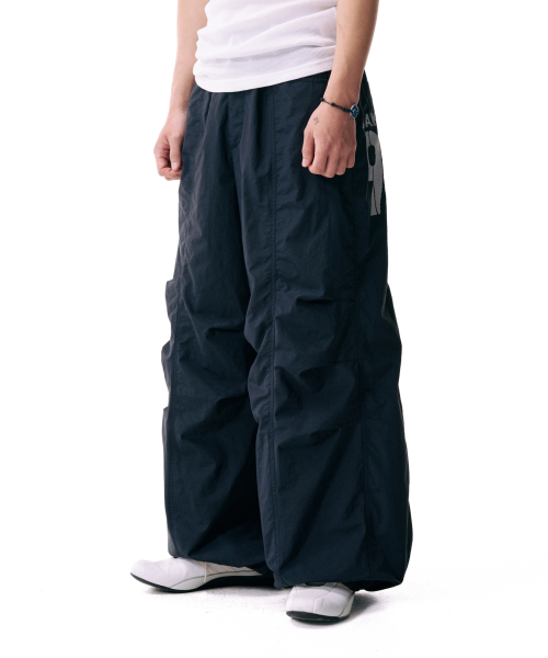 AAKAM（アーカム）の「98 Printed Knee Pin-tuck Nylon Pants (Black)（その他パンツ・レディース・その他・1/2）」の2枚目の写真