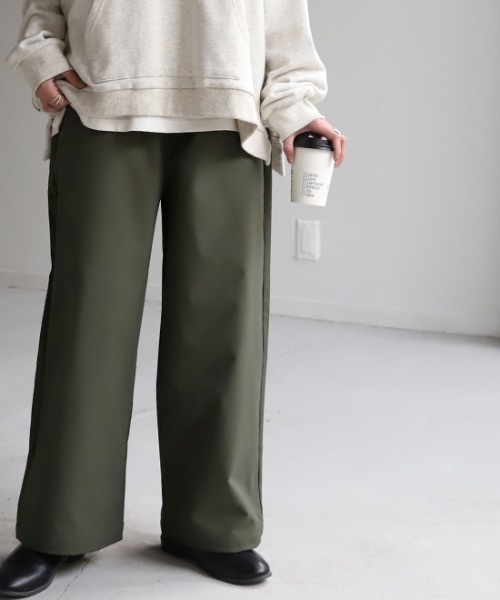 HUG.U(ハグユー)の「<選べる2丈> 軽やか微起毛ワイドパンツ(その他パンツ・レディース・ダークグレー/カーキ/ブラック・M(トール丈)/L(トール丈)/M(レギュラー丈)/L(レギュラー丈))」の1枚目の写真