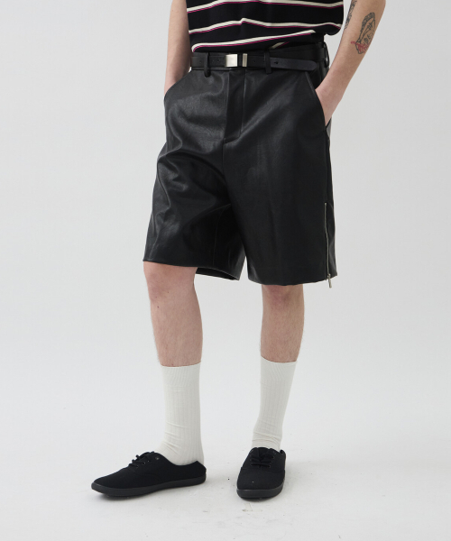 WINDER(ワインダー)の「SIDE ZIP LEATHER BERMUDA PANTS - BLACK(その他パンツ・メンズ・その他・MEDIUM/LARGE)」の1枚目の写真