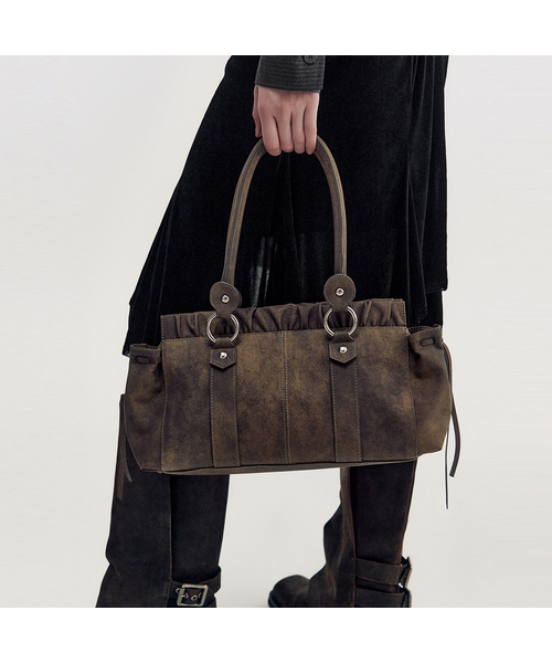 KIMZISU(キムジス)の「Ruched Belt Tote Bag _ BROWN(トートバッグ・レディース・ブラウン・OS)」の1枚目の写真