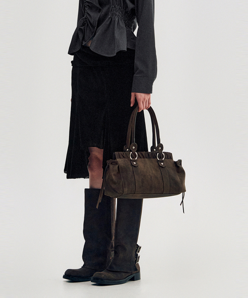 KIMZISU(キムジス)の「Ruched Belt Tote Bag _ BROWN(トートバッグ・レディース・ブラウン・OS)」の2枚目の写真