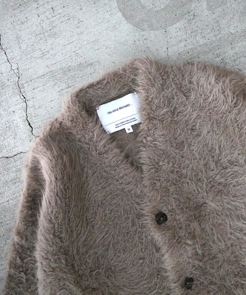 THE INOUE BROTHERS(ザイノウエブラザーズ)の「THE INOUE BROTHERS / ザ イノウエブラザーズ Suri Alpaca Cardigan(カーディガン/ボレロ・メンズ・ベージュ/ピンク/ブラック/チャコールグレー・MEDIUM/LARGE)」の1枚目の写真
