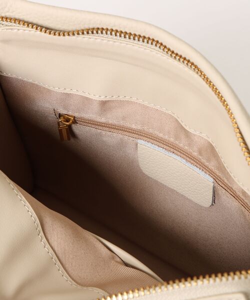 NiiNa（ニーナ）の「【 NiiNa / ニーナ 】高品質レザーソフトトートバッグ（ナチュラルフォルム）（トートバッグ・レディース・グリーン/ブラック/ホワイト/ダークブラウン/グレイッシュベージュ・FREE）」の9枚目の写真