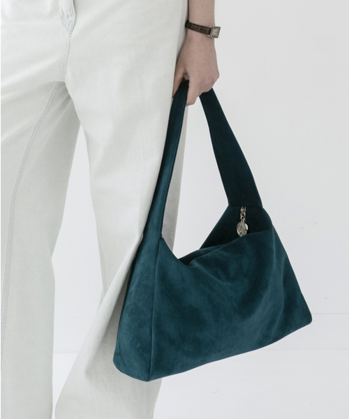 ANODDS(アンオズ)の「LUVIK SUEDE hobo bag 4 color(ショルダーバッグ・レディース・ブラック/ダークブラウン/ターコイズブルー/コバルトブルー・FREE)」の6枚目の写真