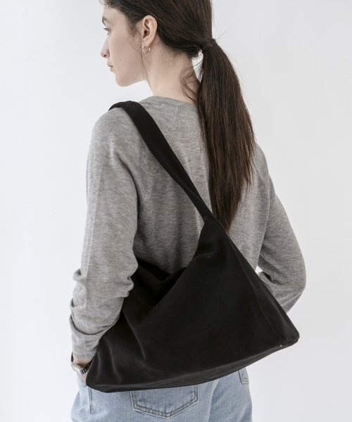ANODDS(アンオズ)の「LUVIK SUEDE hobo bag 4 color(ショルダーバッグ・レディース・ブラック/ダークブラウン/ターコイズブルー/コバルトブルー・FREE)」の7枚目の写真