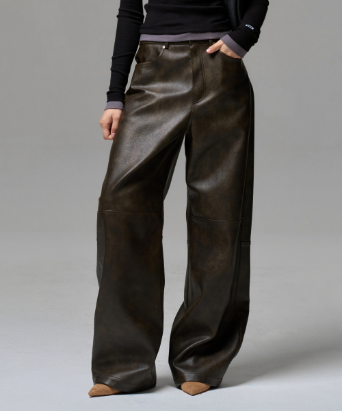 ERA(エラ)の「WOMEN FAUX LEATHER TWO-TONE PANEL PANTS - TOBACCO BROWN(その他パンツ・レディース・ブラウン・SMALL/MEDIUM)」の1枚目の写真