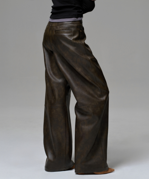 ERA(エラ)の「WOMEN FAUX LEATHER TWO-TONE PANEL PANTS - TOBACCO BROWN(その他パンツ・レディース・ブラウン・SMALL/MEDIUM)」の3枚目の写真