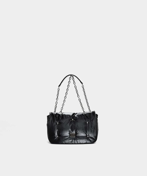 BADGIGI（バッドジジ）の「チェインクッションパディングショルダーバッグ_ブラック（ショルダーバッグ・レディース・その他・FREE）」の2枚目の写真