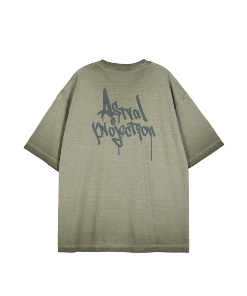 ASTRAL PROJECTION(アストラルプロジェクション)の「ペングラフィティレタリングピグメントルーズフィット半袖Tシャツ_カーキ(Tシャツ/カットソー・メンズ・その他・M/L/XL/XXL)」の1枚目の写真