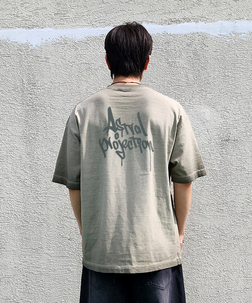 ASTRAL PROJECTION(アストラルプロジェクション)の「ペングラフィティレタリングピグメントルーズフィット半袖Tシャツ_カーキ(Tシャツ/カットソー・メンズ・その他・M/L/XL/XXL)」の4枚目の写真