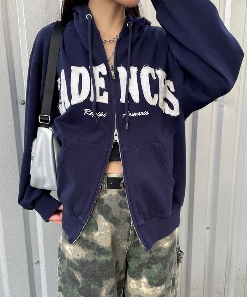 repipi armario（レピピ アルマリオ）の「ワッペンWZIPフーディ（パーカー・キッズ・グレー/グレー×ピンク/ネイビー/ライトグレー・SMALL/MEDIUM/LARGE）」の4枚目の写真