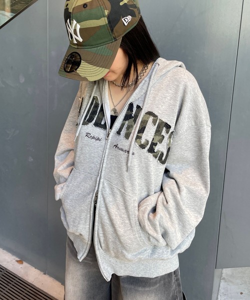 repipi armario（レピピ アルマリオ）の「ワッペンWZIPフーディ（パーカー・キッズ・グレー/グレー×ピンク/ネイビー/ライトグレー・SMALL/MEDIUM/LARGE）」の2枚目の写真