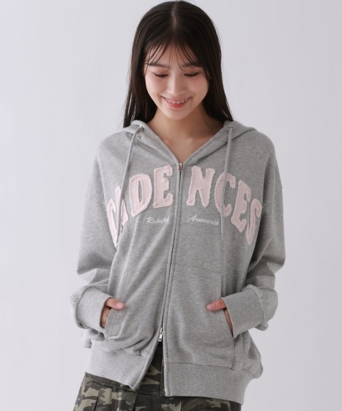 repipi armario（レピピ アルマリオ）の「ワッペンWZIPフーディ（パーカー・キッズ・グレー/グレー×ピンク/ネイビー/ライトグレー・SMALL/MEDIUM/LARGE）」の3枚目の写真