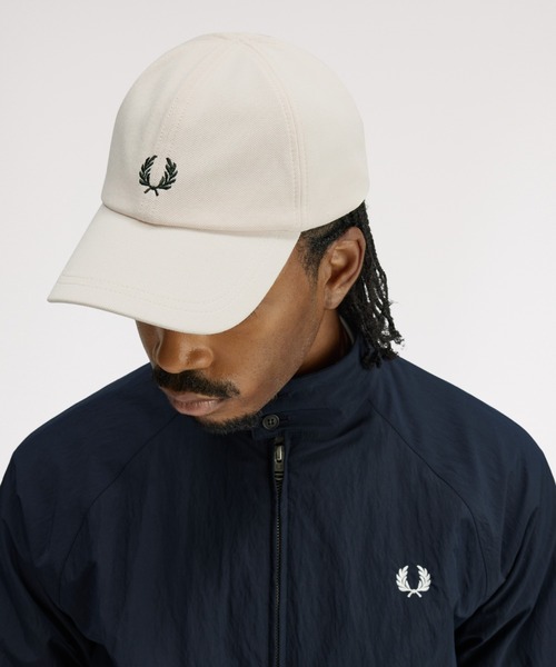FRED PERRY（フレッドペリー）の「Pique Classic Cap／ピケクラシックキャップ（キャップ・メンズ・セージグリーン/ダークネイビー/ダークグリーン/ブラック系その他/ベージュ/ブルー系その他/ネイビー/ダークブルー/マルーン/ブラック・ONE SIZE）」の4枚目の写真