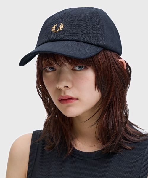 FRED PERRY（フレッドペリー）の「Pique Classic Cap／ピケクラシックキャップ（キャップ・メンズ・セージグリーン/ダークネイビー/ダークグリーン/ブラック系その他/ベージュ/ブルー系その他/ネイビー/ダークブルー/マルーン/ブラック・ONE SIZE）」の3枚目の写真