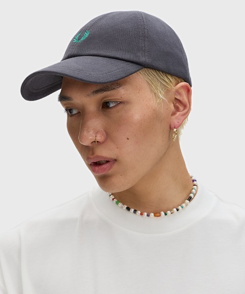 FRED PERRY（フレッドペリー）の「Pique Classic Cap／ピケクラシックキャップ（キャップ・レディース・セージグリーン/ダークネイビー/ダークグリーン/ブラック系その他/ベージュ/ブルー系その他/ネイビー/ダークブルー/マルーン/ブラック/グレー/グリーン/オートミール/ライトブルー・ONE SIZE）」の4枚目の写真