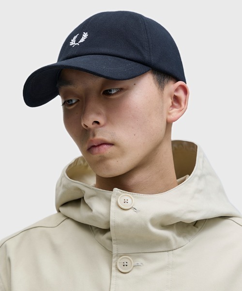 FRED PERRY（フレッドペリー）の「Pique Classic Cap／ピケクラシックキャップ（キャップ・メンズ・セージグリーン/ダークネイビー/ダークグリーン/ブラック系その他/ベージュ/ブルー系その他/ネイビー/ダークブルー/マルーン/ブラック・ONE SIZE）」の2枚目の写真