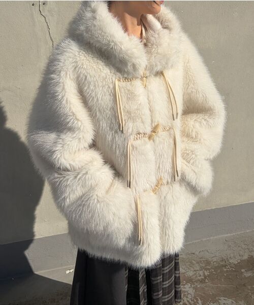 RONRON(ロンロン)の「FUR TOGGLE HOODED JACKET IVORY(ムートンコート・レディース・その他・FREE)」の3枚目の写真