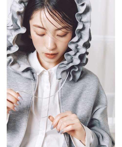 SNIDEL(スナイデル)の「フリルショートジップパーカー(パーカー・レディース・ホワイト/グレー/ライトブルー・F)」の5枚目の写真