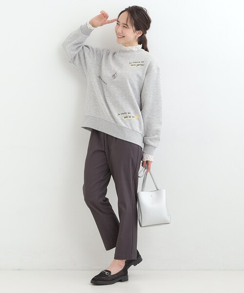 SHOO・LA・RUE(シューラルー)の「【洗濯機可】小さめ刺繍で大人見え アソート裏起毛スウェット(スウェット・レディース・チャコール/ホワイト系3/ネイビー系1/グレー系1・00)」の15枚目の写真