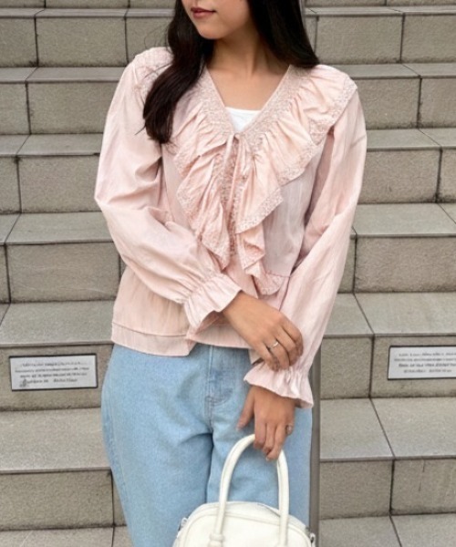 continuer de NICE CLAUP(コンティニューデナイスクラップ)の「【一枚で華やかに】レースフリフリブラウス(シャツ/ブラウス・レディース・ピンク/ブラック/サックスブルー/オフホワイト・FREE)」の16枚目の写真