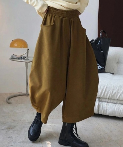 Flugge(フラッジー)の「ワイドクロップドパンツ(その他パンツ・レディース・ブラック/ベージュ・LARGE/MEDIUM)」の4枚目の写真