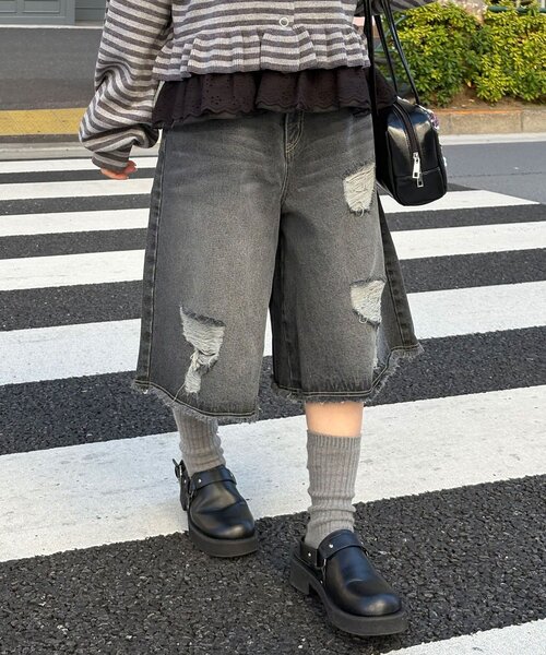 CIAOPANIC（チャオパニック）の「オーバーダイダメージデニムハーフパンツ（デニムパンツ・レディース・ブルー/ブラック・ONE SIZE）」の2枚目の写真