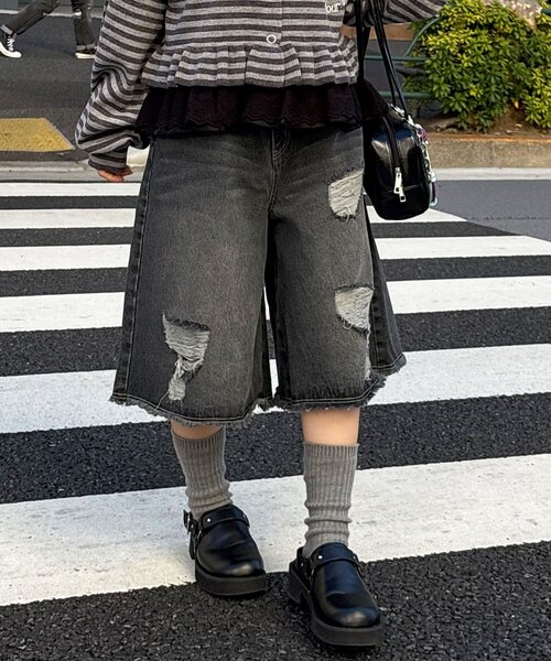 CIAOPANIC（チャオパニック）の「オーバーダイダメージデニムハーフパンツ（デニムパンツ・レディース・ブルー/ブラック・ONE SIZE）」の3枚目の写真