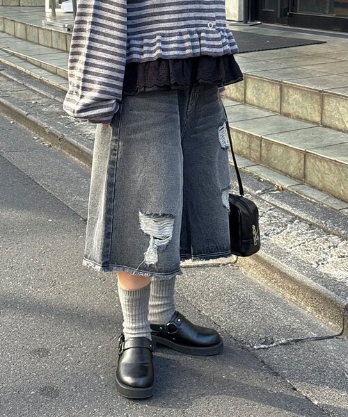 CIAOPANIC（チャオパニック）の「オーバーダイダメージデニムハーフパンツ（デニムパンツ・レディース・ブルー/ブラック・ONE SIZE）」の4枚目の写真